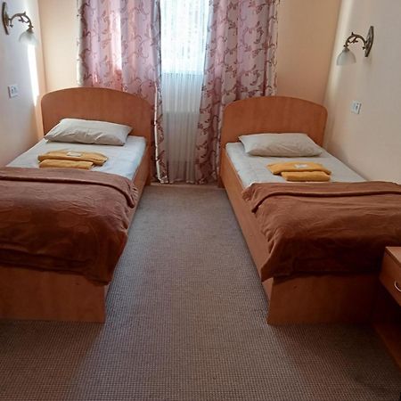 Hostel Iskra Lviv Exteriör bild