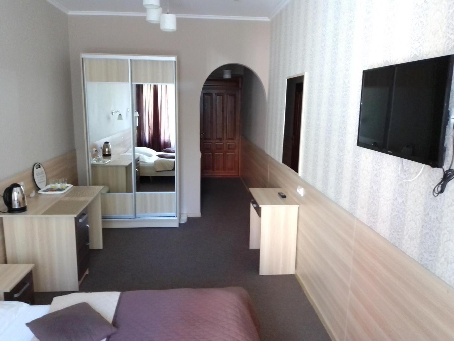 Hostel Iskra Lviv Exteriör bild