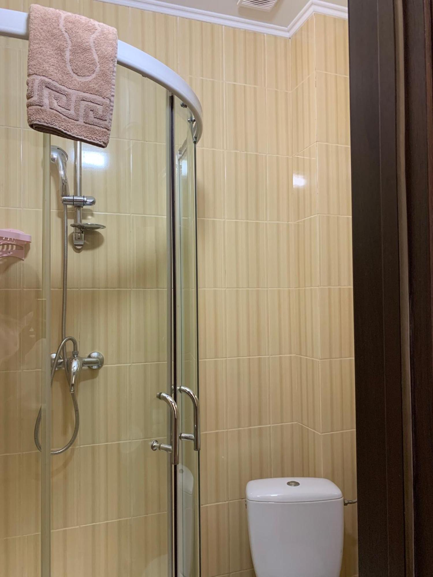 Hostel Iskra Lviv Exteriör bild