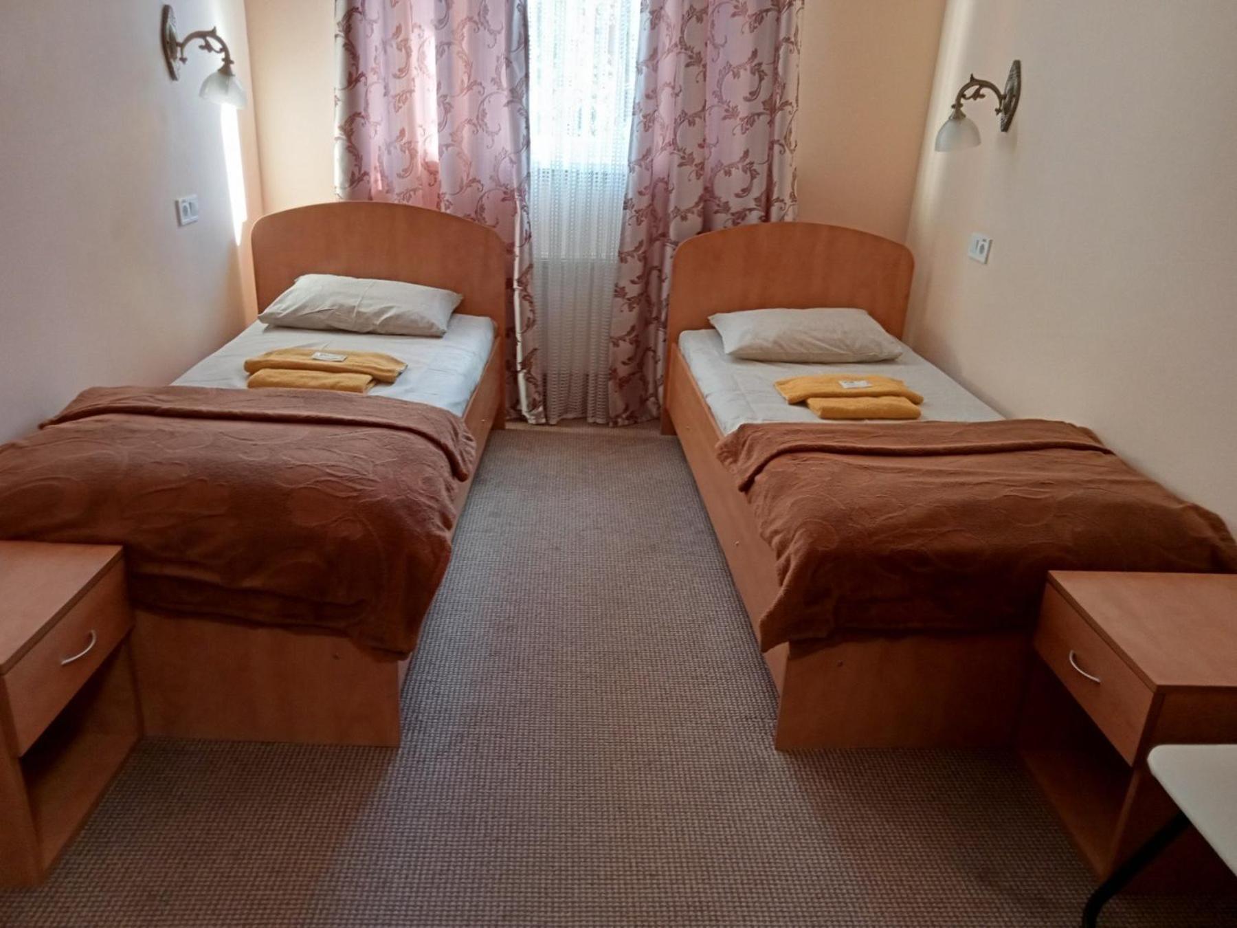 Hostel Iskra Lviv Exteriör bild